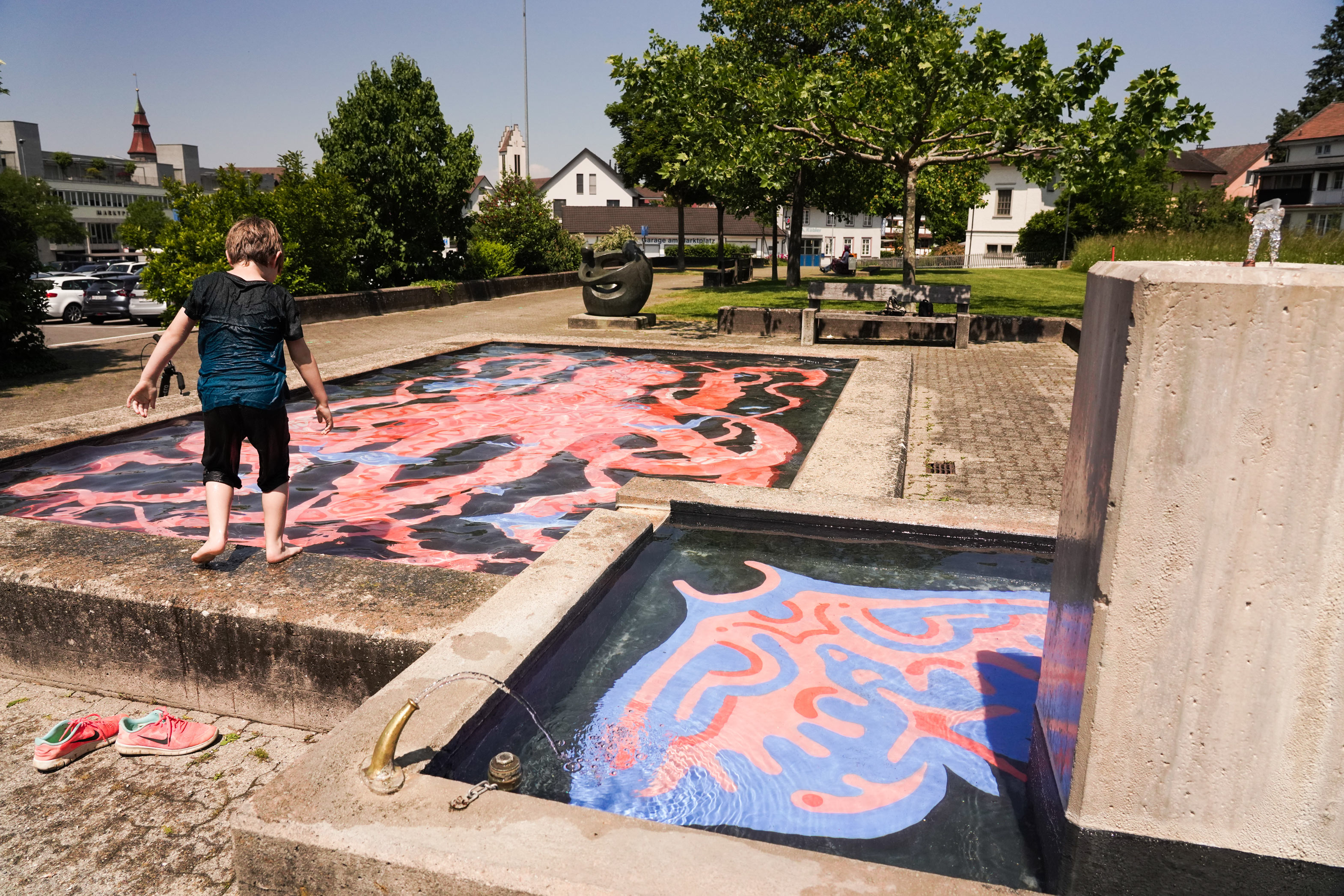 Brunnenbemalung mit Infinity Octopus in Frauenfeld, Schweiz von Künstlerin Patrizia Stalder