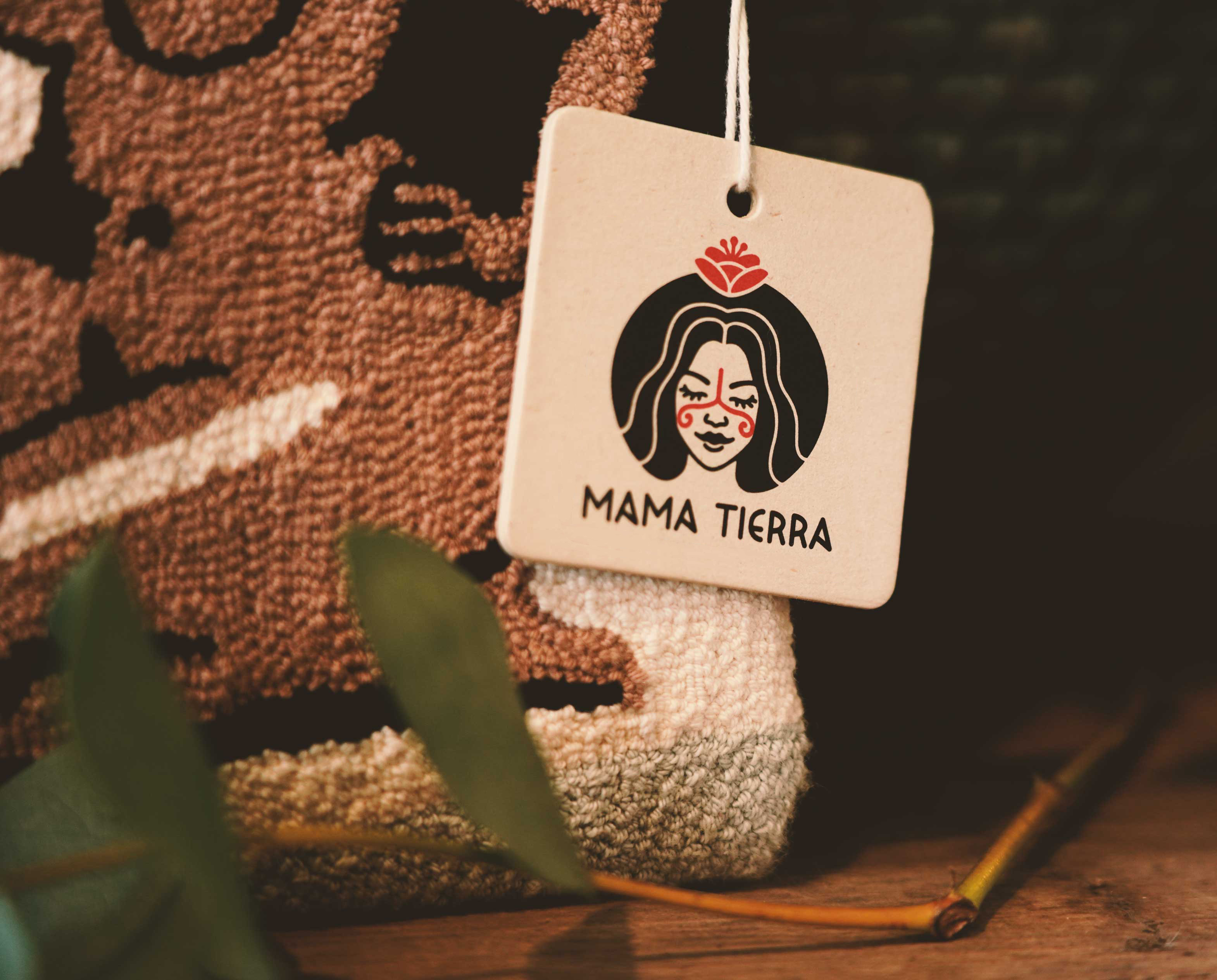 Mama Tierra - Patrizia Stalder - Brand Design – Logo Design – Illustration - Wandmalerei - Grafik Design - Naming & Konzept - Corporate Design - Webdesign (Responsive) - Print Design - Mode Design - Taschen Design - Beschriftung - Fotografie - Malerei - Künstlerin Schweiz 