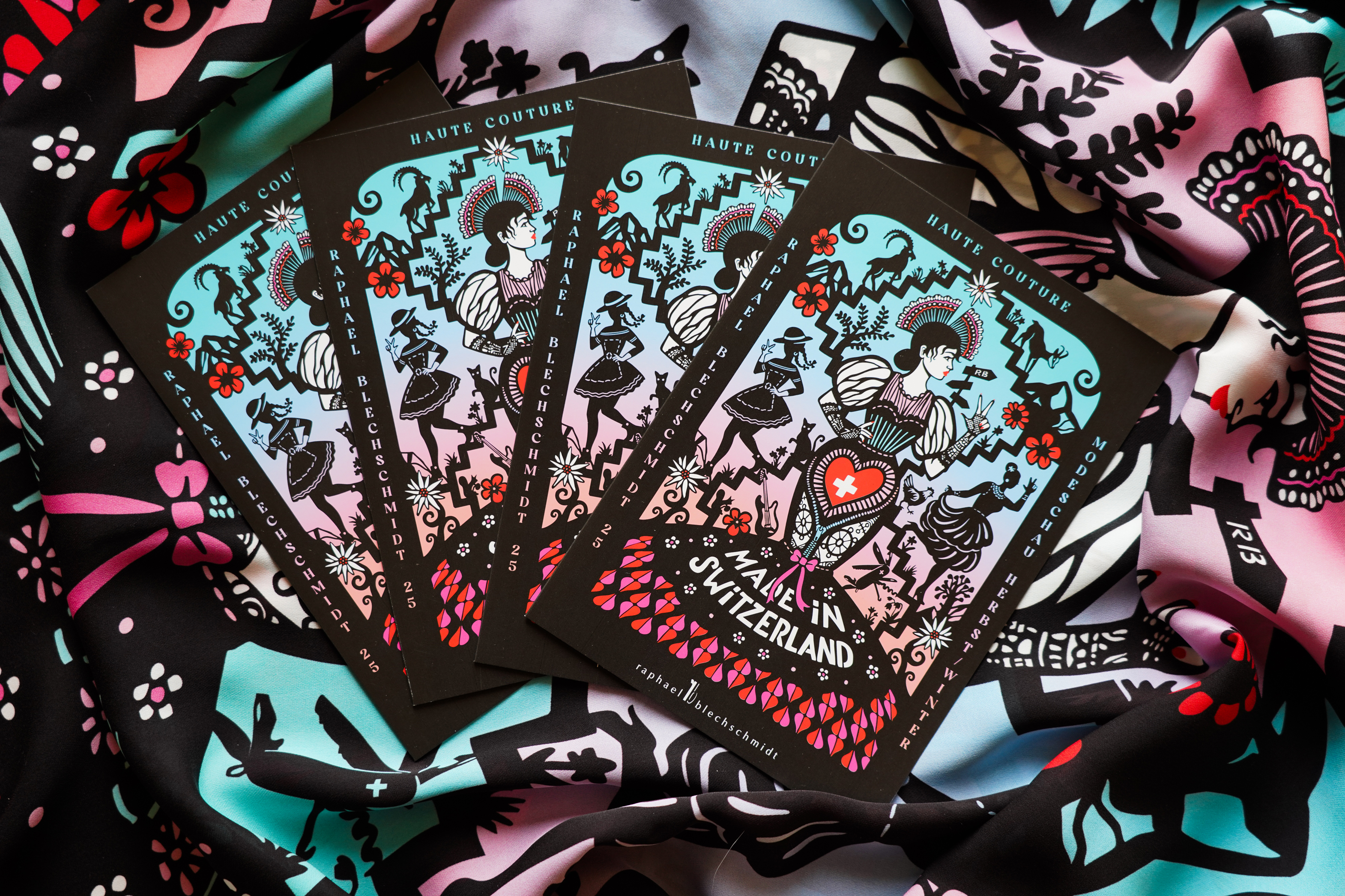 Raphael Blechschmidt Modeschau Einladung - Patrizia Stalder - Illustration - Plakatvisual - Wandmalerei - Grafik Design - Naming & Konzept - Corporate Design - Webdesign (Responsive) - Print Design - Mode Design - Taschen Design - Beschriftung - Fotografie - Malerei - Künstelerin Schweiz - Austellungen Basel - Kunst - Live-