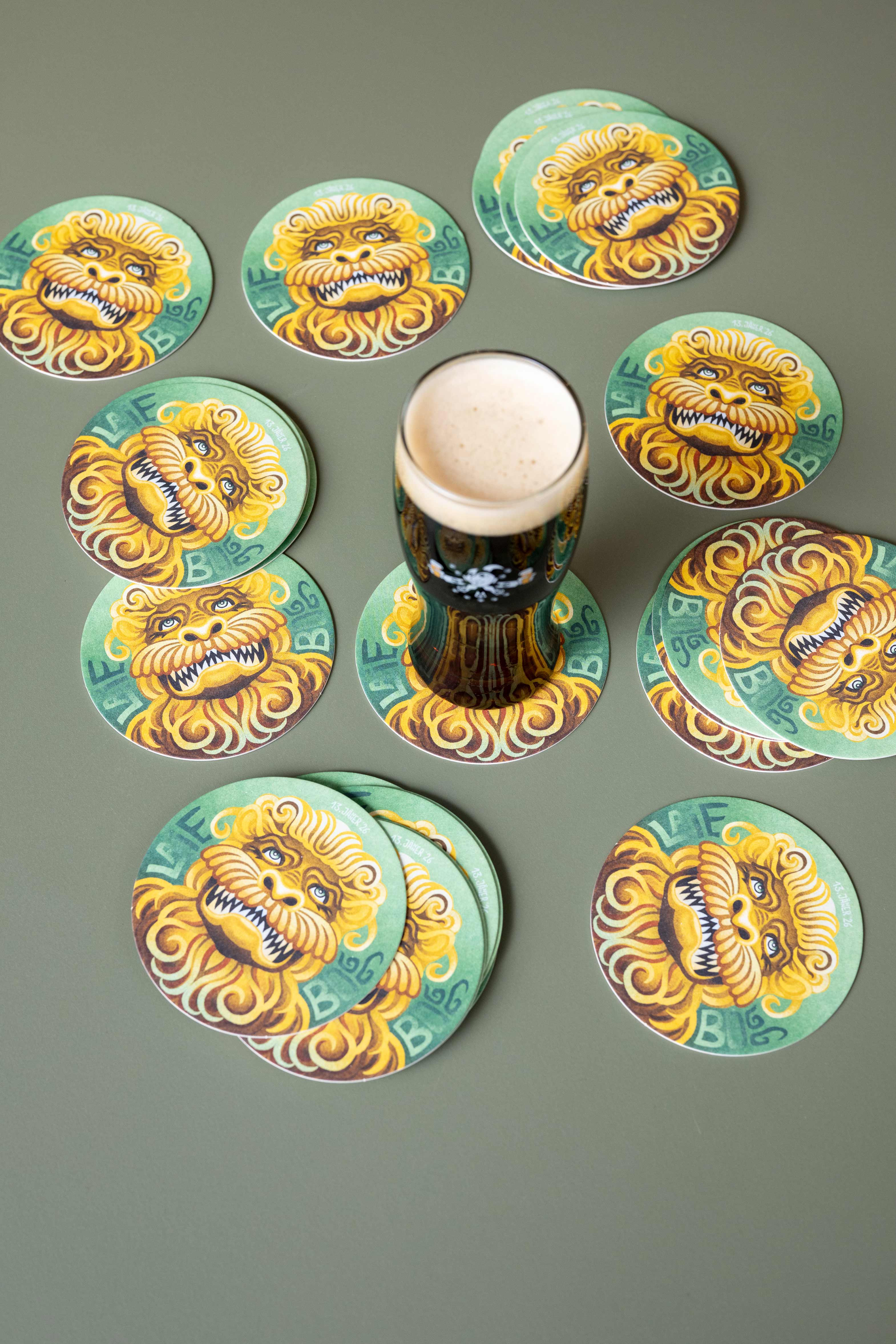 Vogel Gryff - Ueli Bier - Basel - Gryffe Bogg - Wildmaa Bogg - Leue Bogg - - Patrizia Stalder - Illustration - Wandmalerei - Grafik Design - Naming & Konzept - Corporate Design - Webdesign (Responsive) - Print Design - Mode Design - Taschen Design - Beschriftung - Fotografie - Malerei - Künstelerin Schweiz - Austellungen Basel - Kunst - Live-