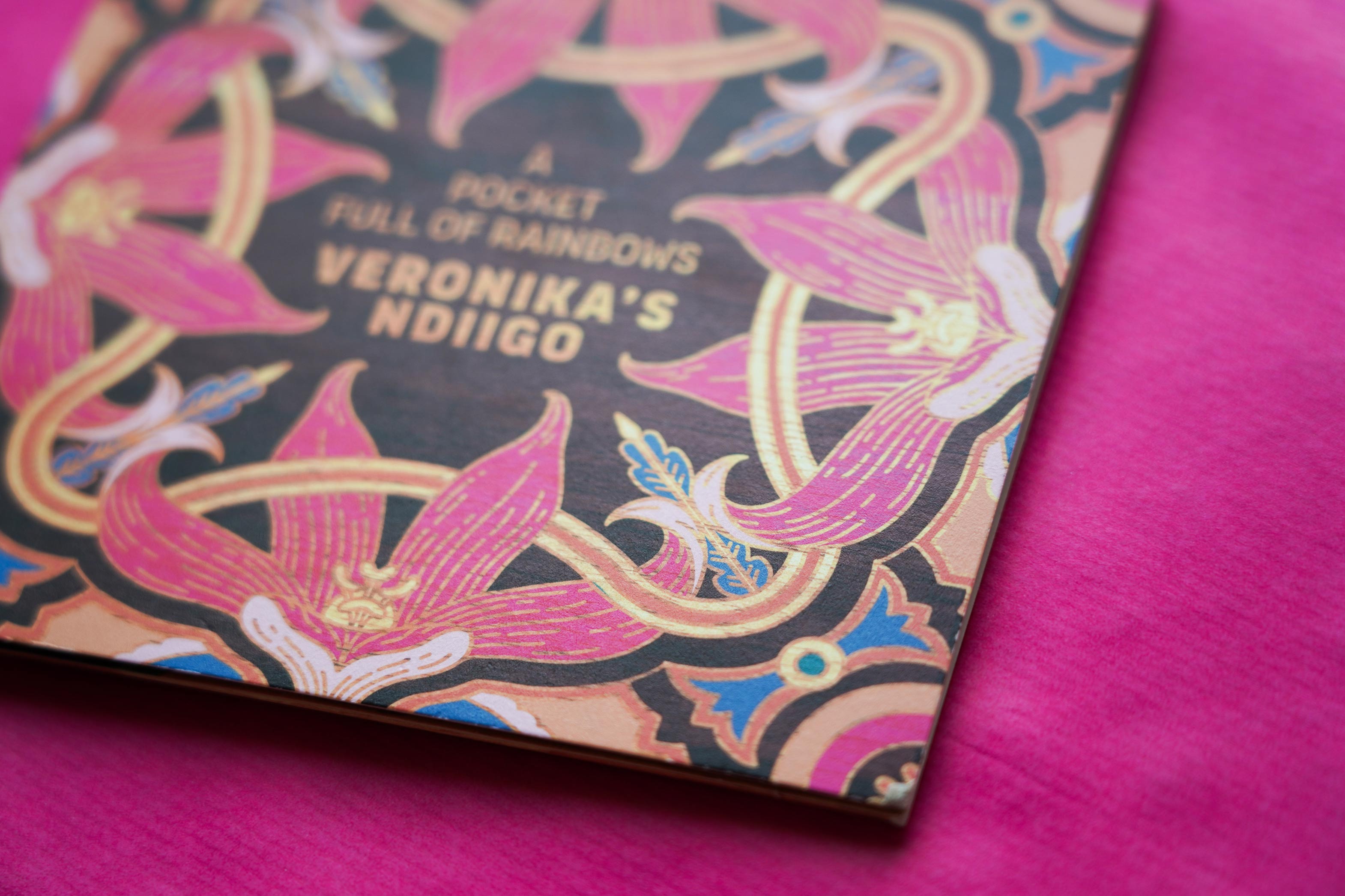 Veronikas Ndiigo - Album Design und Illustration - Patrizia Stalder - Illustration - Wandmalerei - Grafik Design - Naming & Konzept - Corporate Design - Webdesign (Responsive) - Print Design - Mode Design - Taschen Design - Beschriftung - Fotografie - Malerei - Künstelerin Schweiz - Austellungen Basel - Kunst - Live-