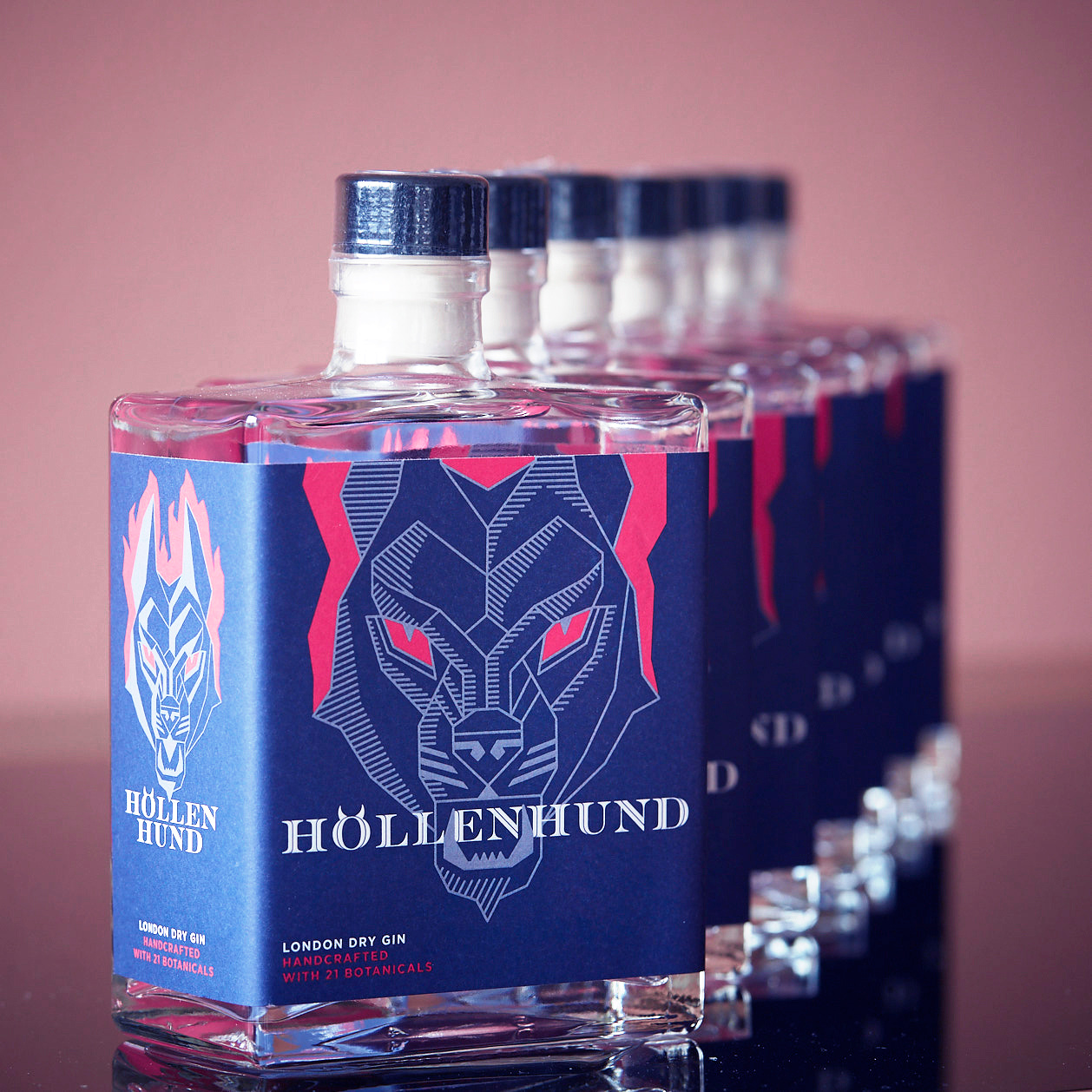 Höllenhund London Dry Gin - Patrizia Stalder - Illustration - Wandmalerei - Grafik Design - Naming & Konzept - Corporate Design - Webdesign (Responsive) - Print Design - Mode Design - Taschen Design - Beschriftung - Fotografie - Malerei - Künstelerin Schweiz - Austellungen Basel - Kunst - Live-